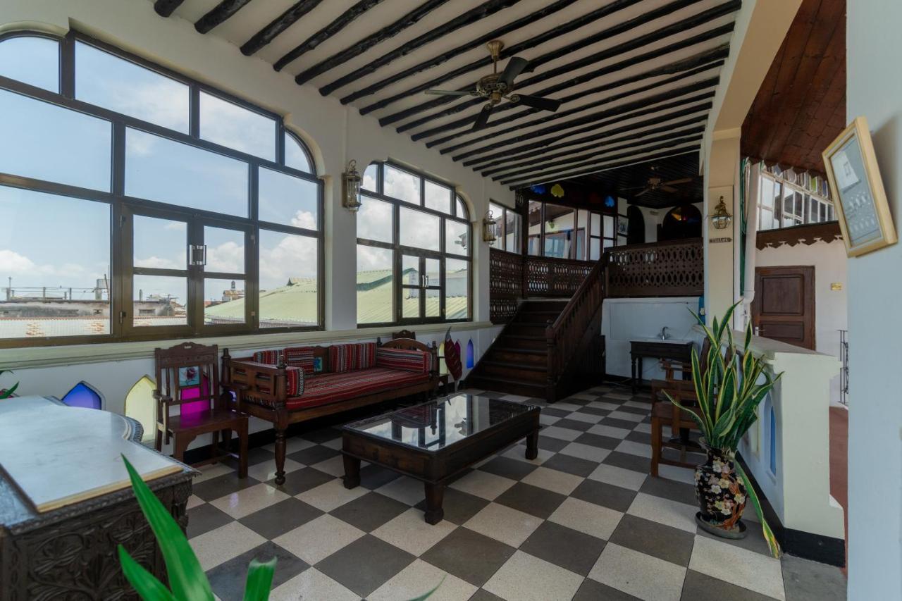 Dhow Palace Hotel 4*