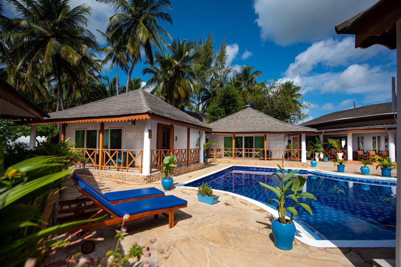 Pili Pili Ocean Blue Hotel 3*