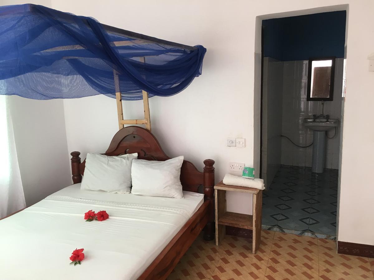 Bed & Breakfast White Blue Bungalows