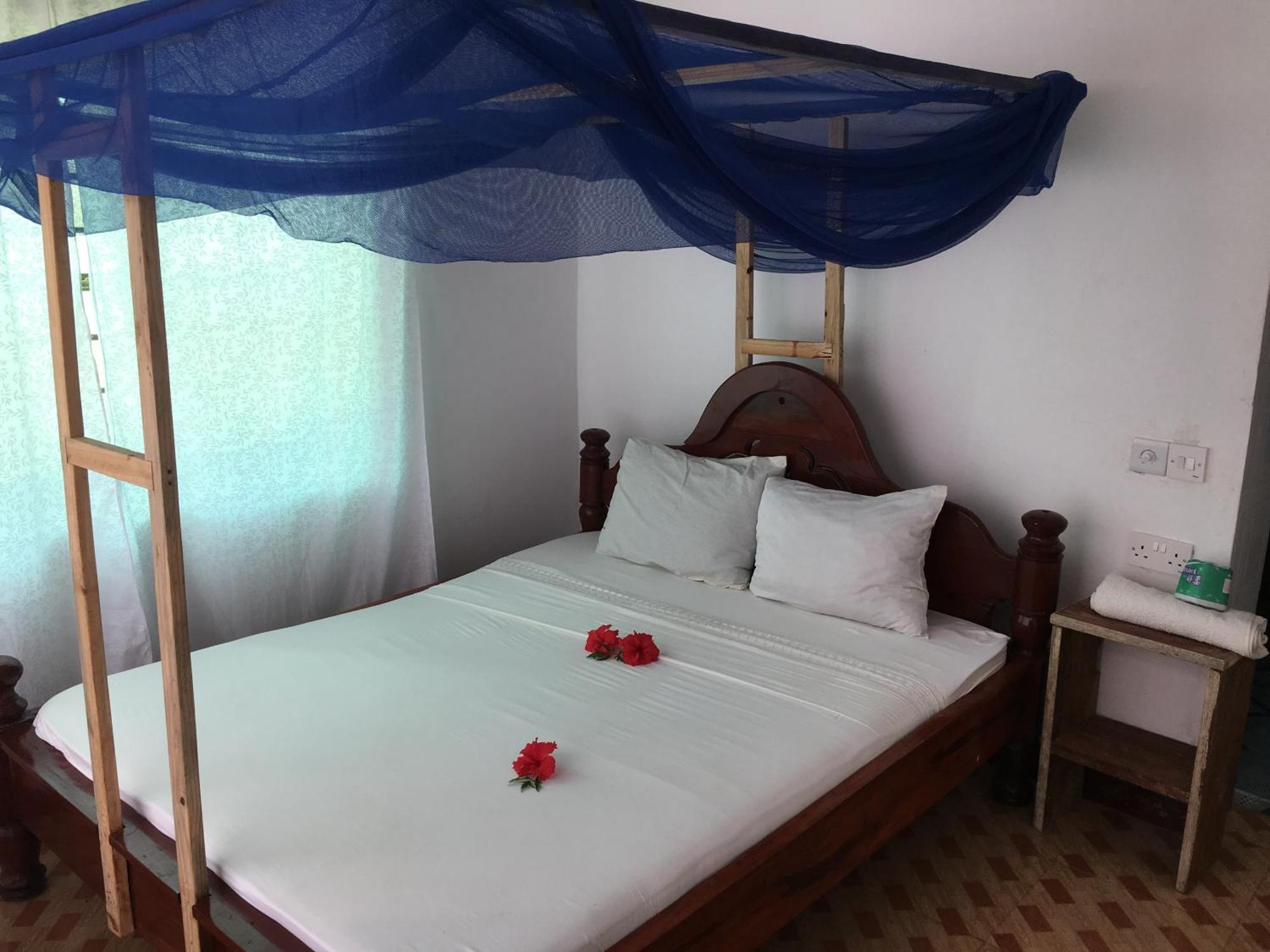 Bed & Breakfast White Blue Bungalows 2*