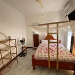 Zaina Larssons Beach Hotel