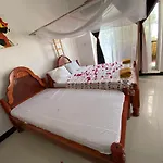 Zaina Larssons Beach Hotel