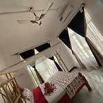 Zaina Larssons Beach Hotel
