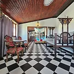 Dhow Palace Hotel