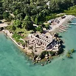 Mangrove Lodge