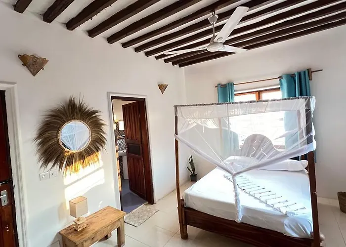 Stylish 2 Bedroom Apartment - 1 Min Walk To The Indian Ocean