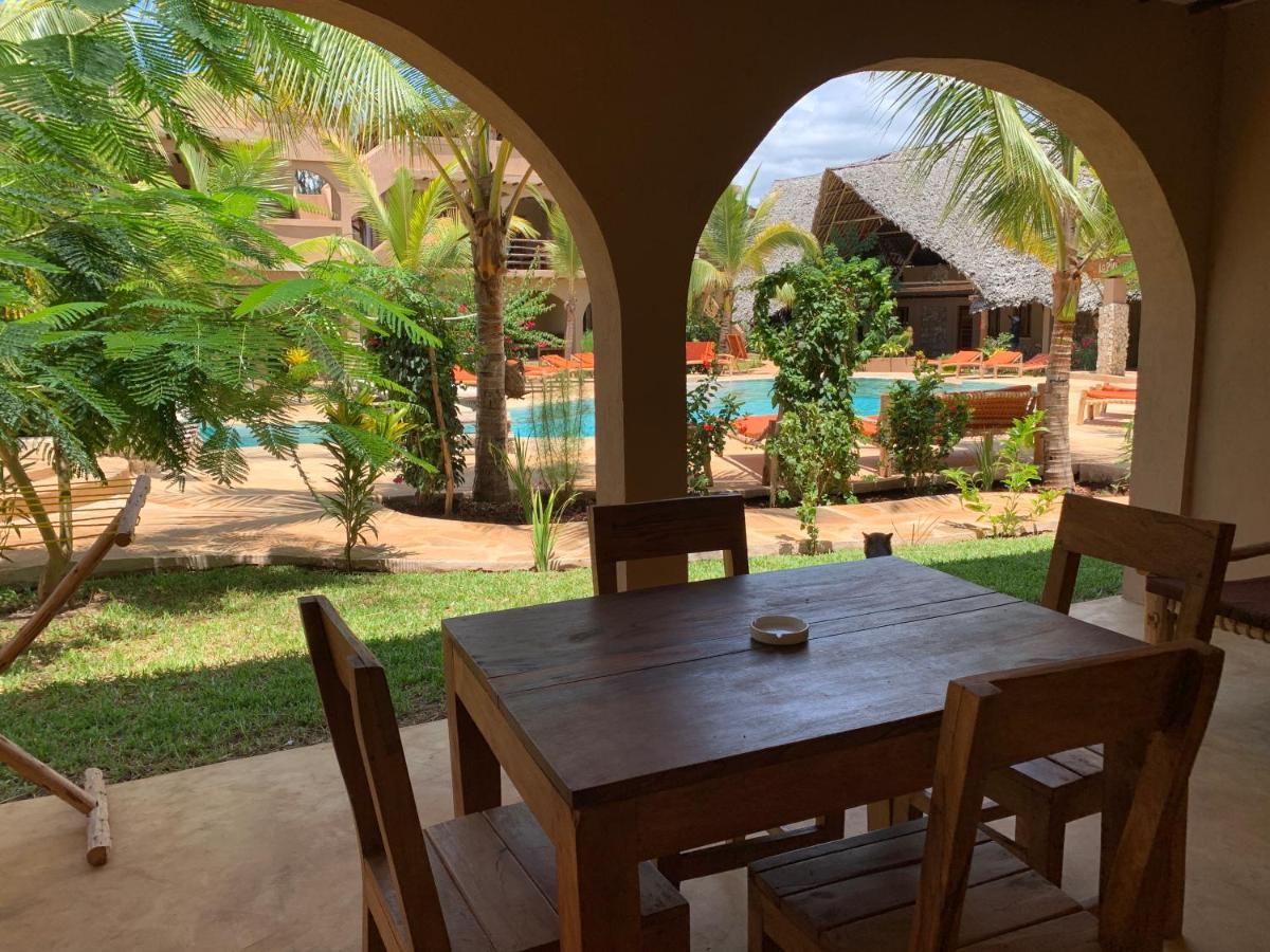 Lapili * Kiwengwa (Zanzibar)