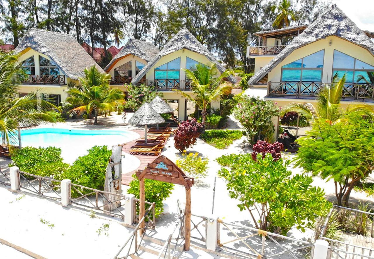 Clove Island & 4*