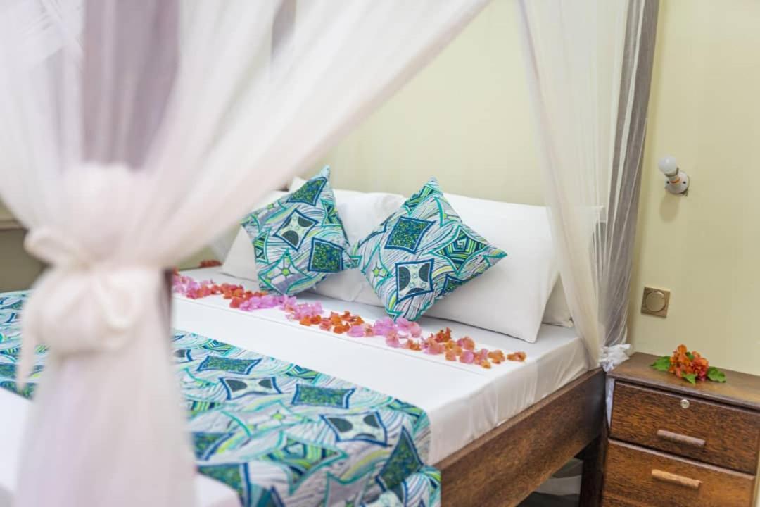 Weavers Hotel Pongwe