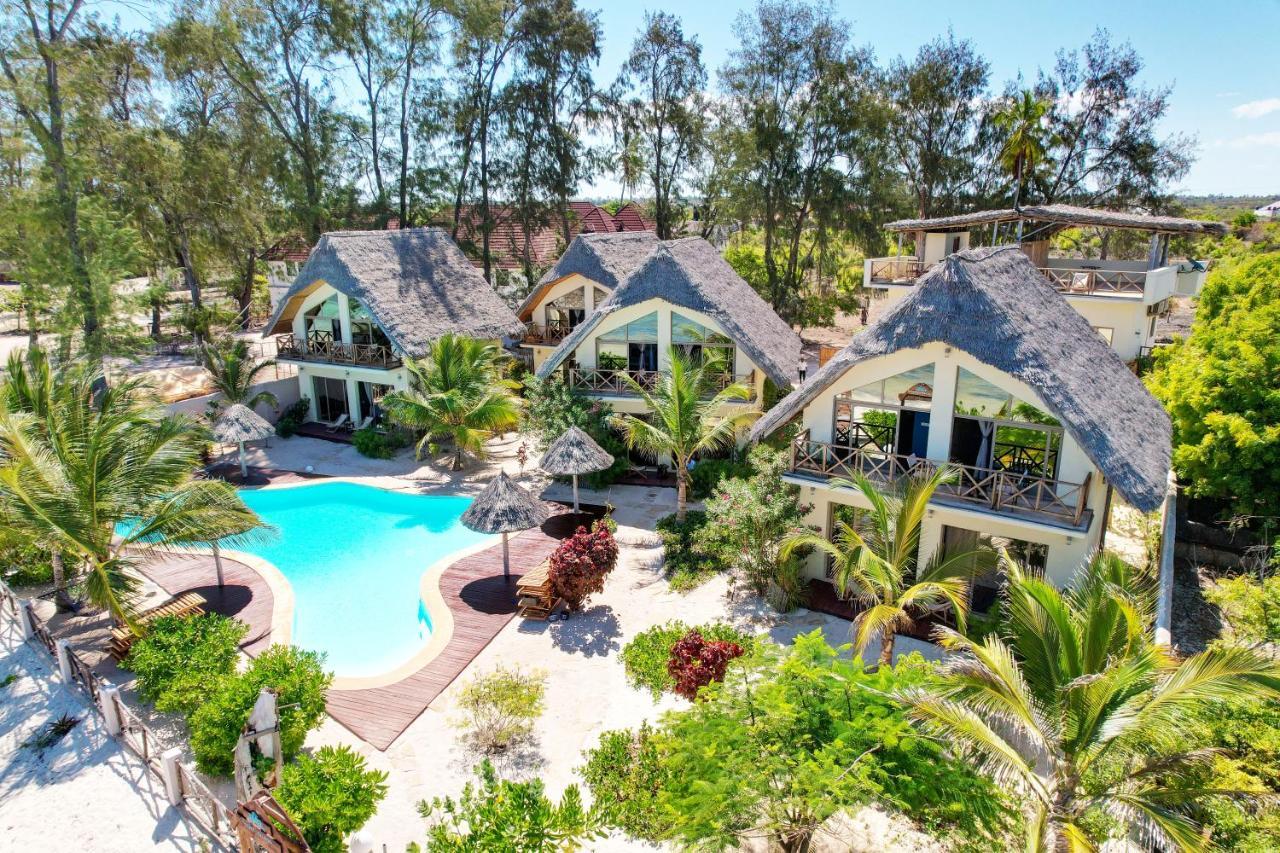 Clove Island & Hotel 4*