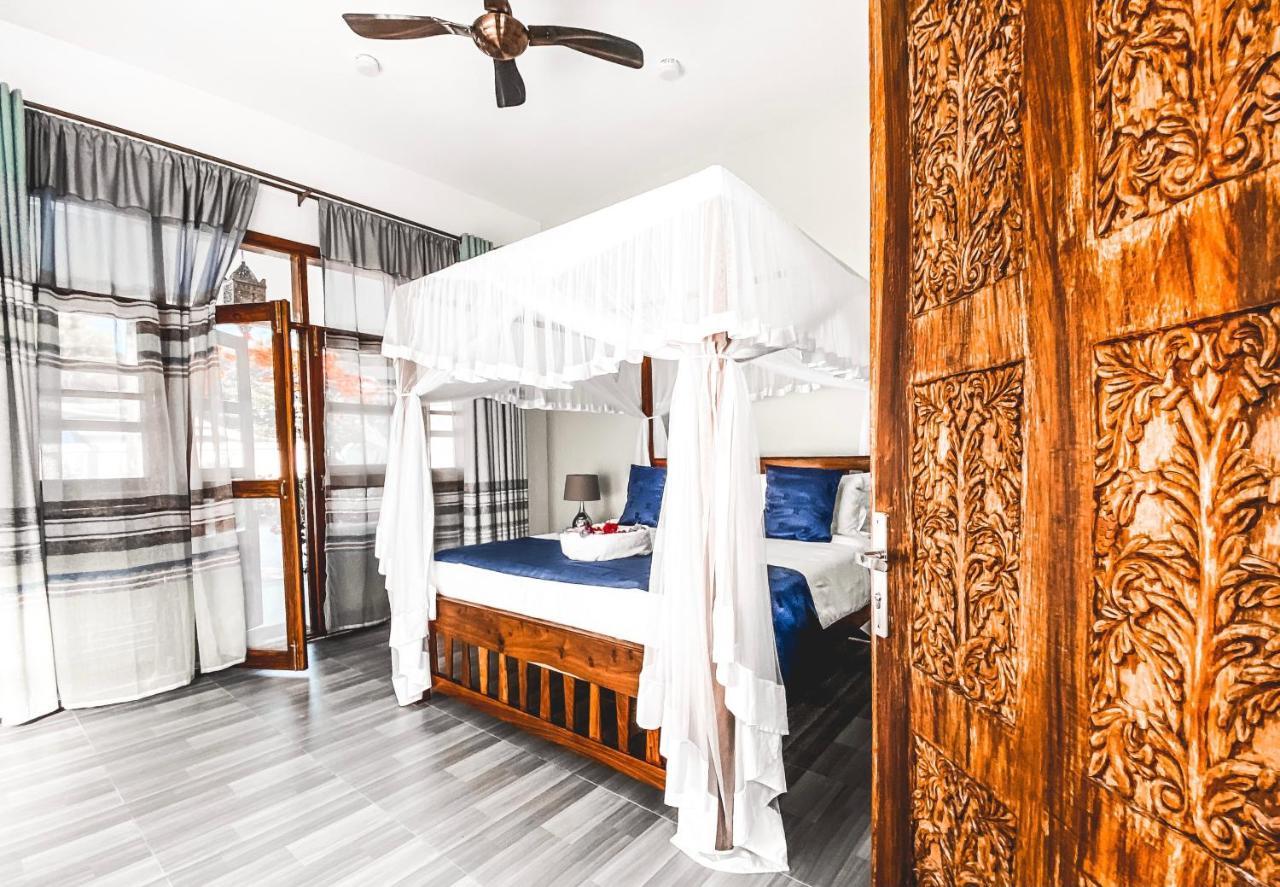 The Golden Blue Luxury 4* Bwejuu