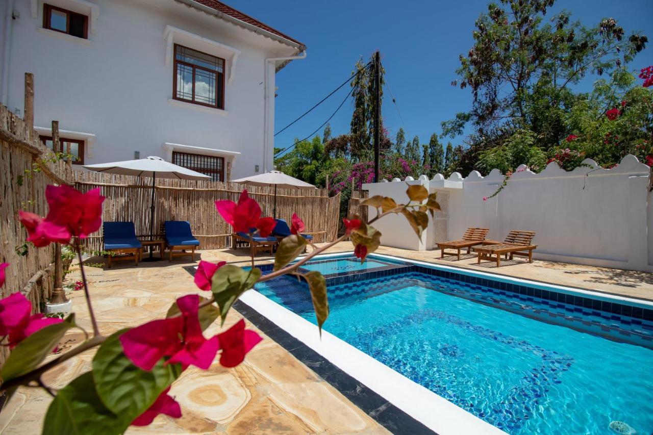 Sunny Palms Hotel