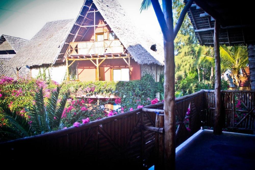 Palumboreef Resort Uroa
