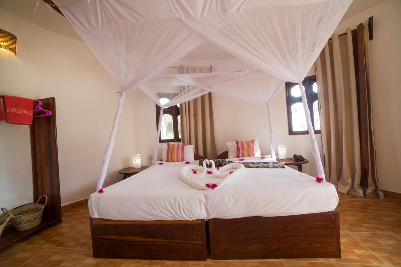 Antonio Tree House & 4* Uroa