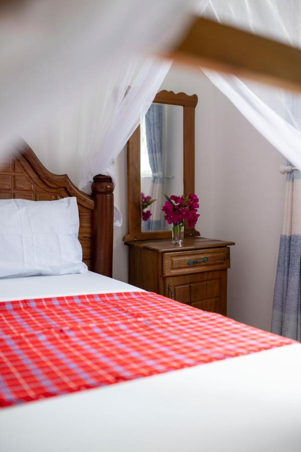Uroa Beach Lodge Hotel 3*