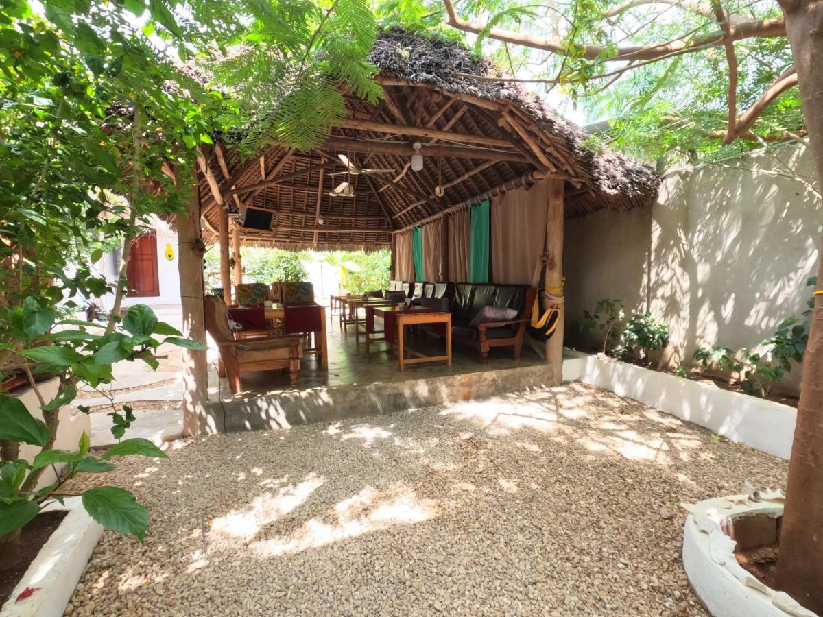 Savi House *