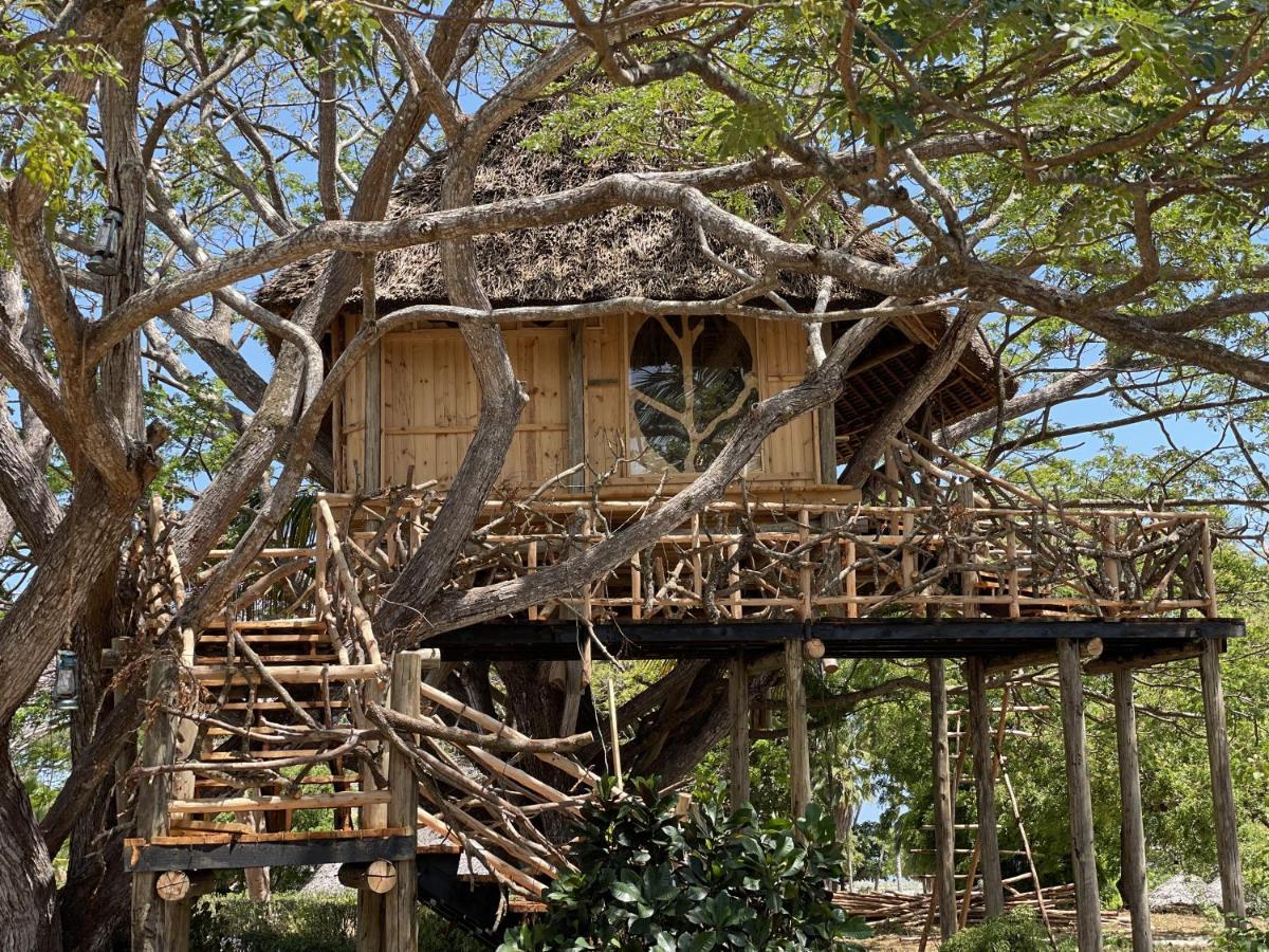 Antonio Tree House & 4* Uroa