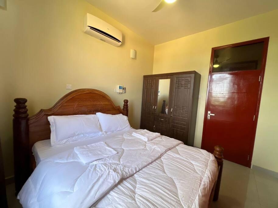 Minimalistic And Crisp In Mbweni Apartment Sansibar