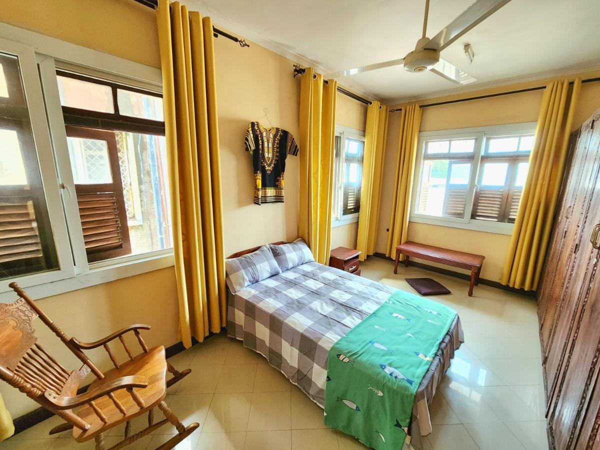 Friends House, Babu *