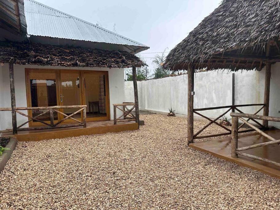 B Zanzibar Kiwengwa (Zanzibar)