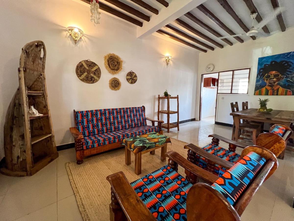 Tropical Yellow Beach Nest Bed & Breakfast *