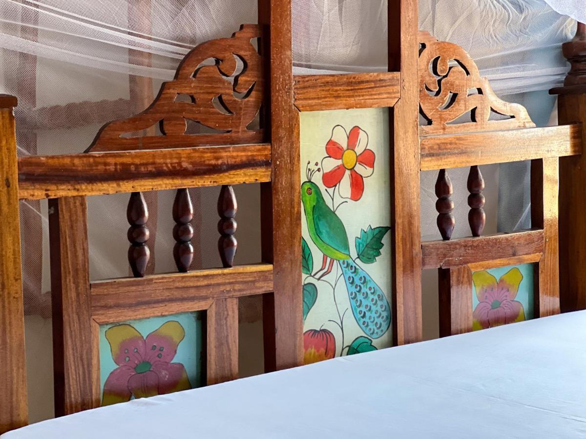 Bed & Breakfast Tropical Yellow Beach Nest *