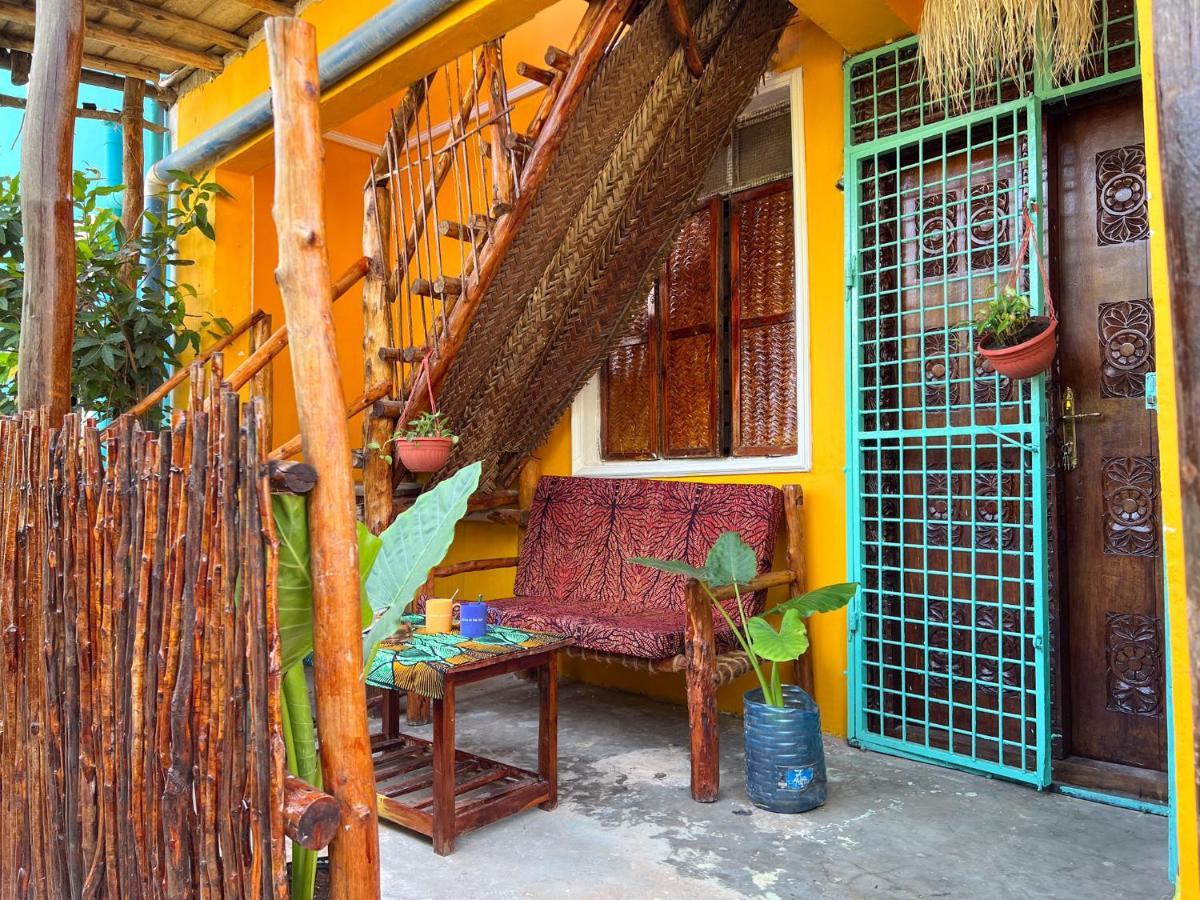 Tropical Yellow Beach Nest Bed & Breakfast Jambiani (Zanzibar)