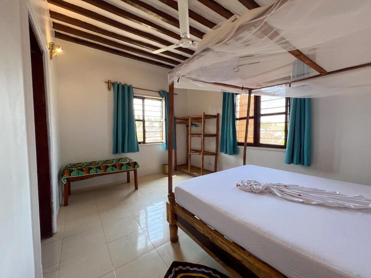 Tropical Yellow Beach Nest Bed & Breakfast *