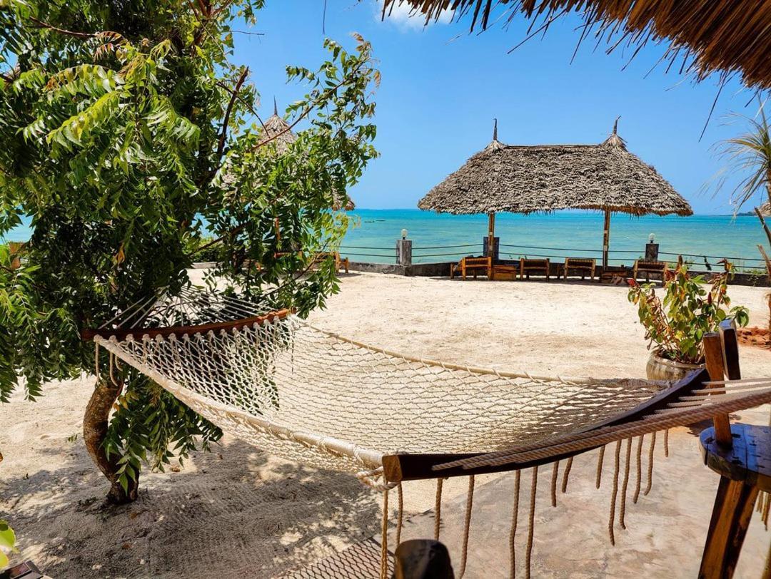 Paradise Hotel *