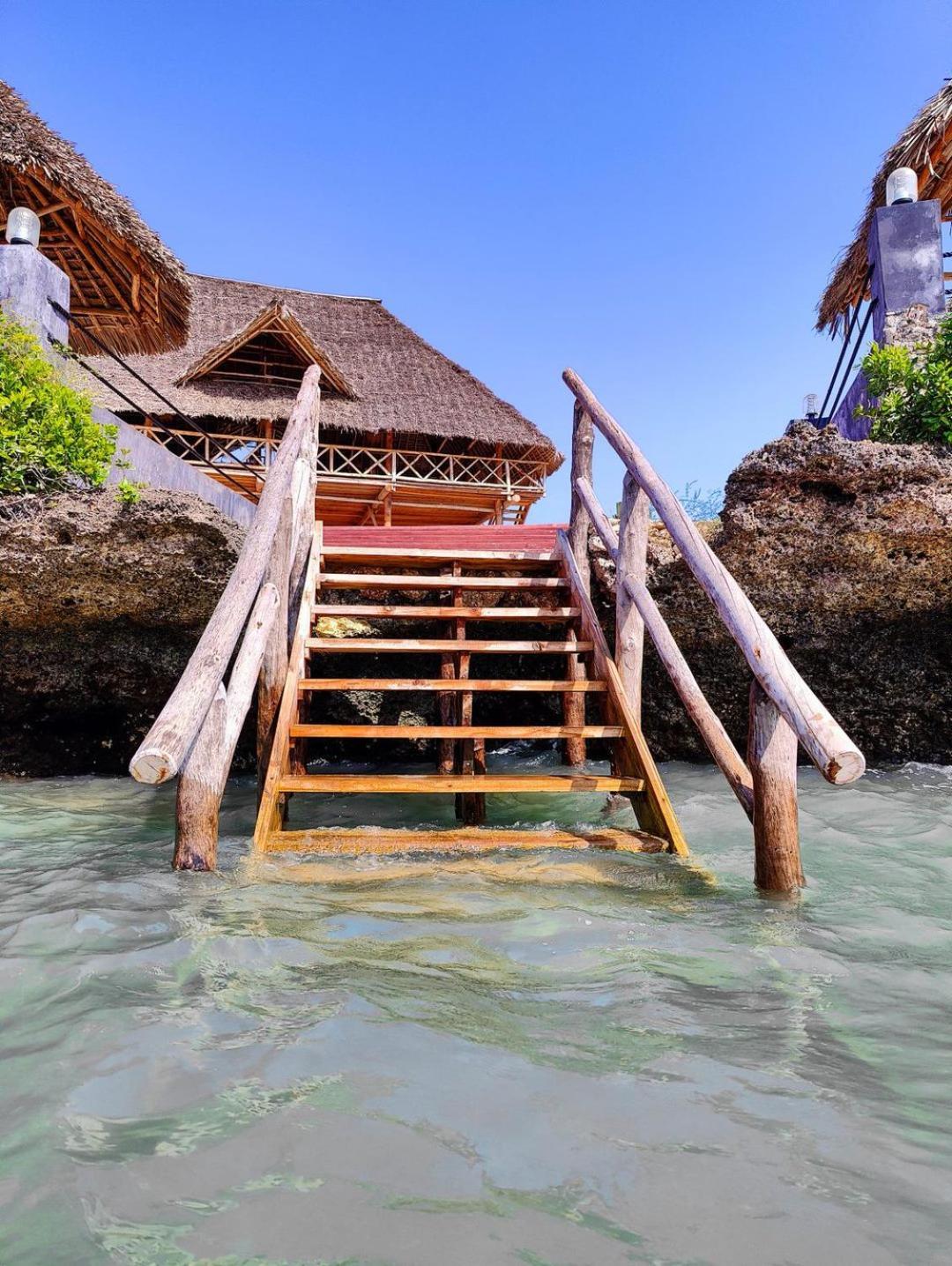 Paradise Hotel *