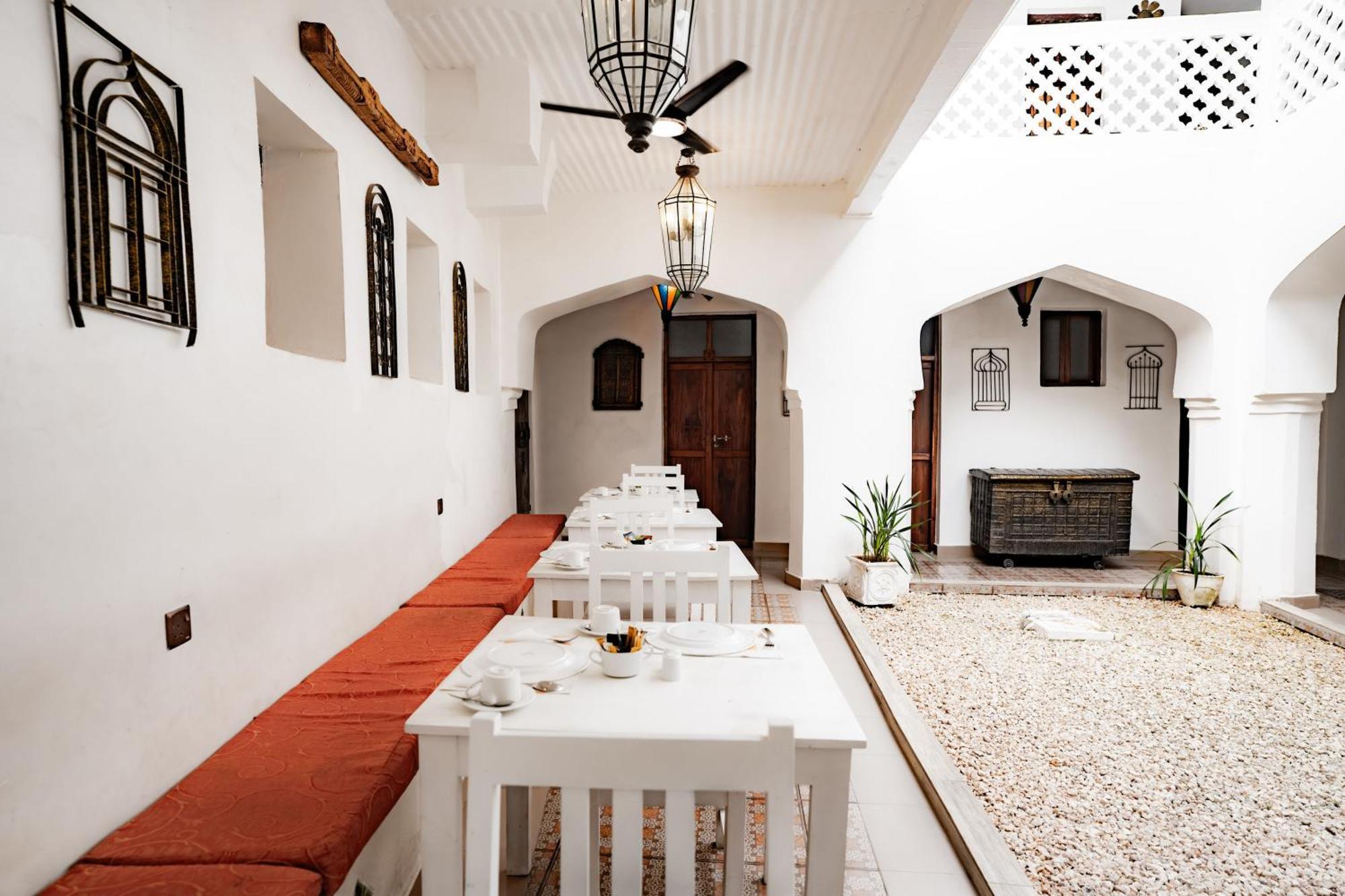 Zanzi House Hotel