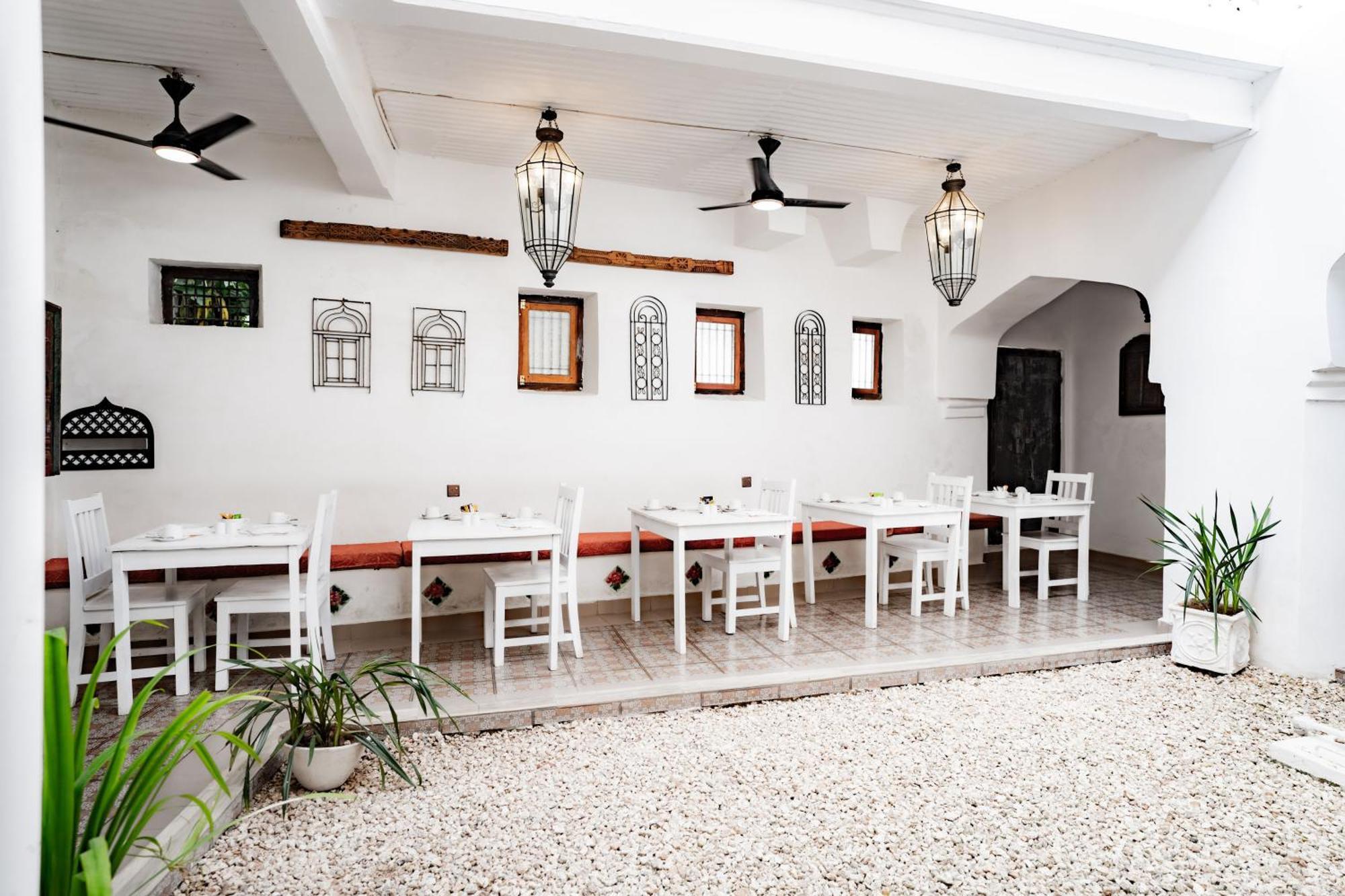 Zanzi House Hotel 3*