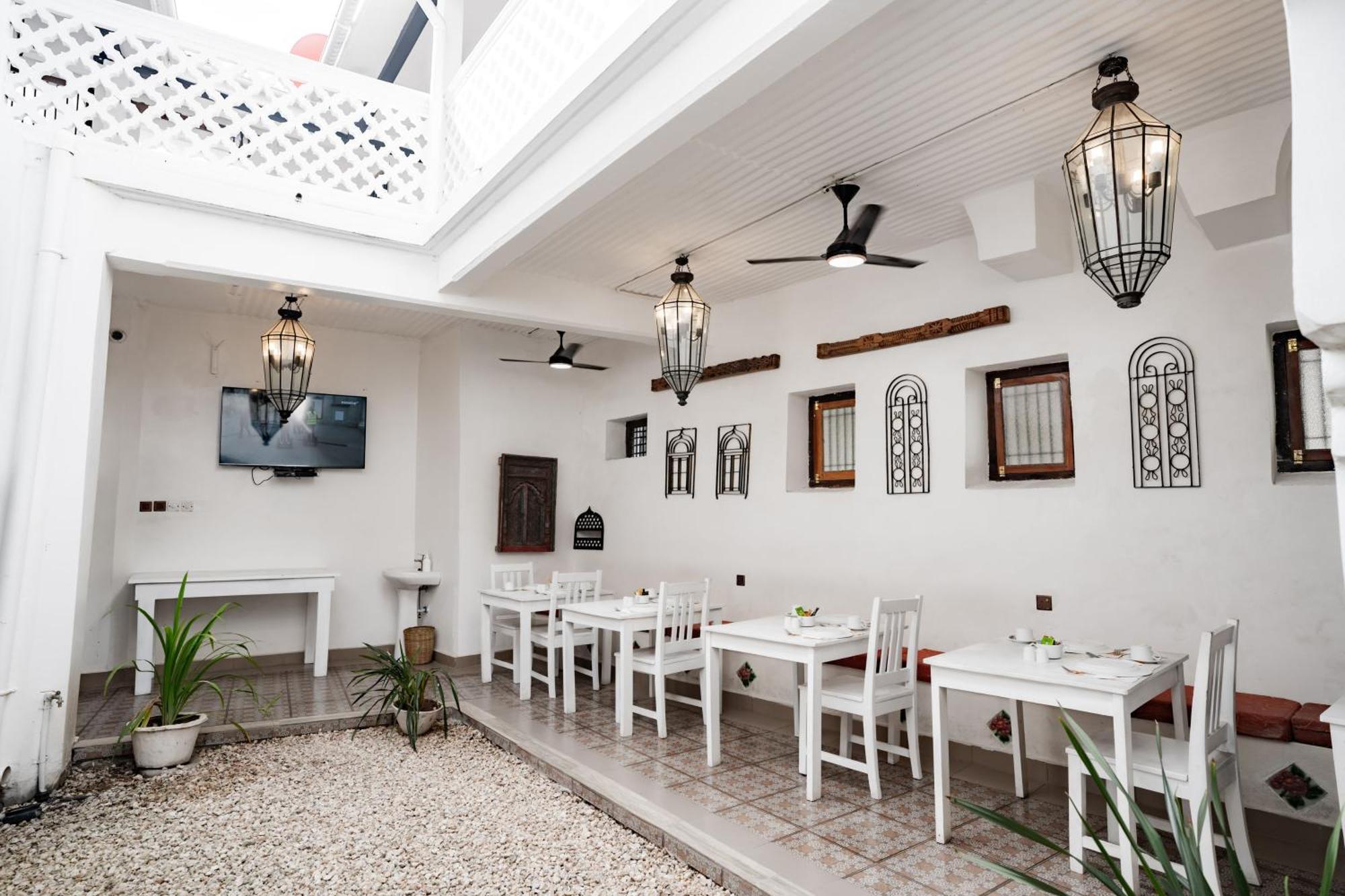 Zanzi House 3*