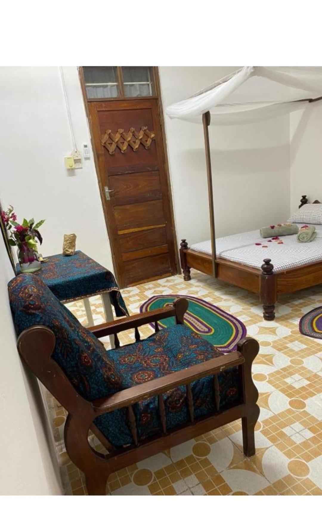 Kipekee House, *