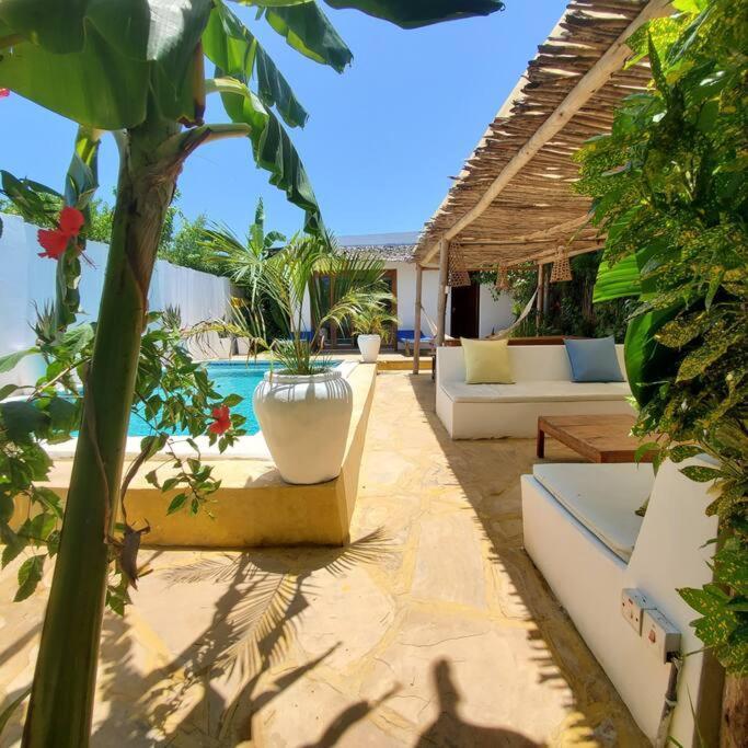 Villa Bukoba - Olive - Private Pool, Ac & Wi-fi *