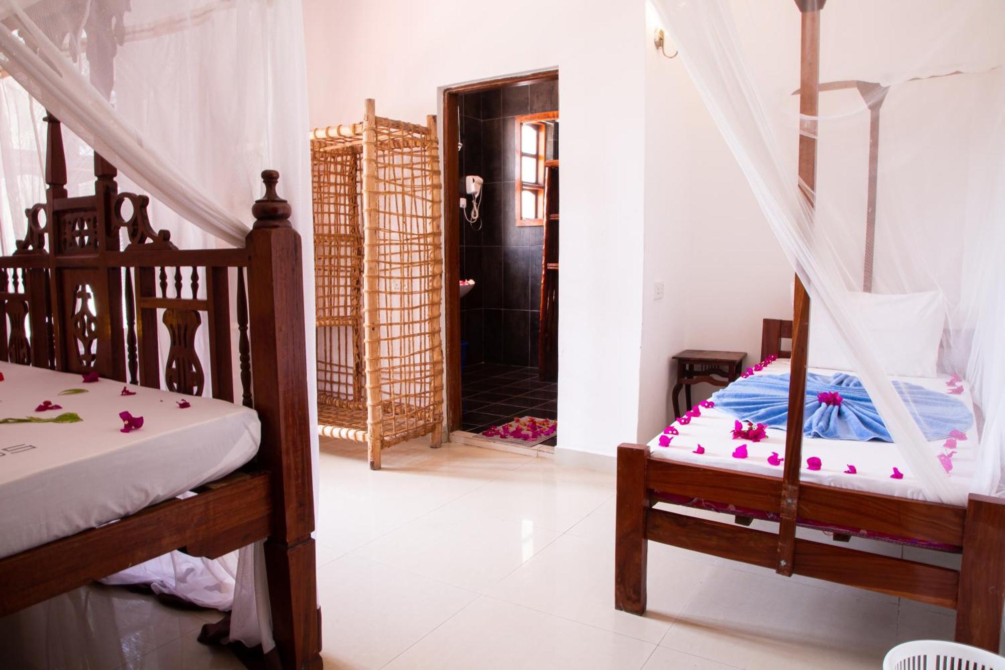 Moonshine Boutique 3*