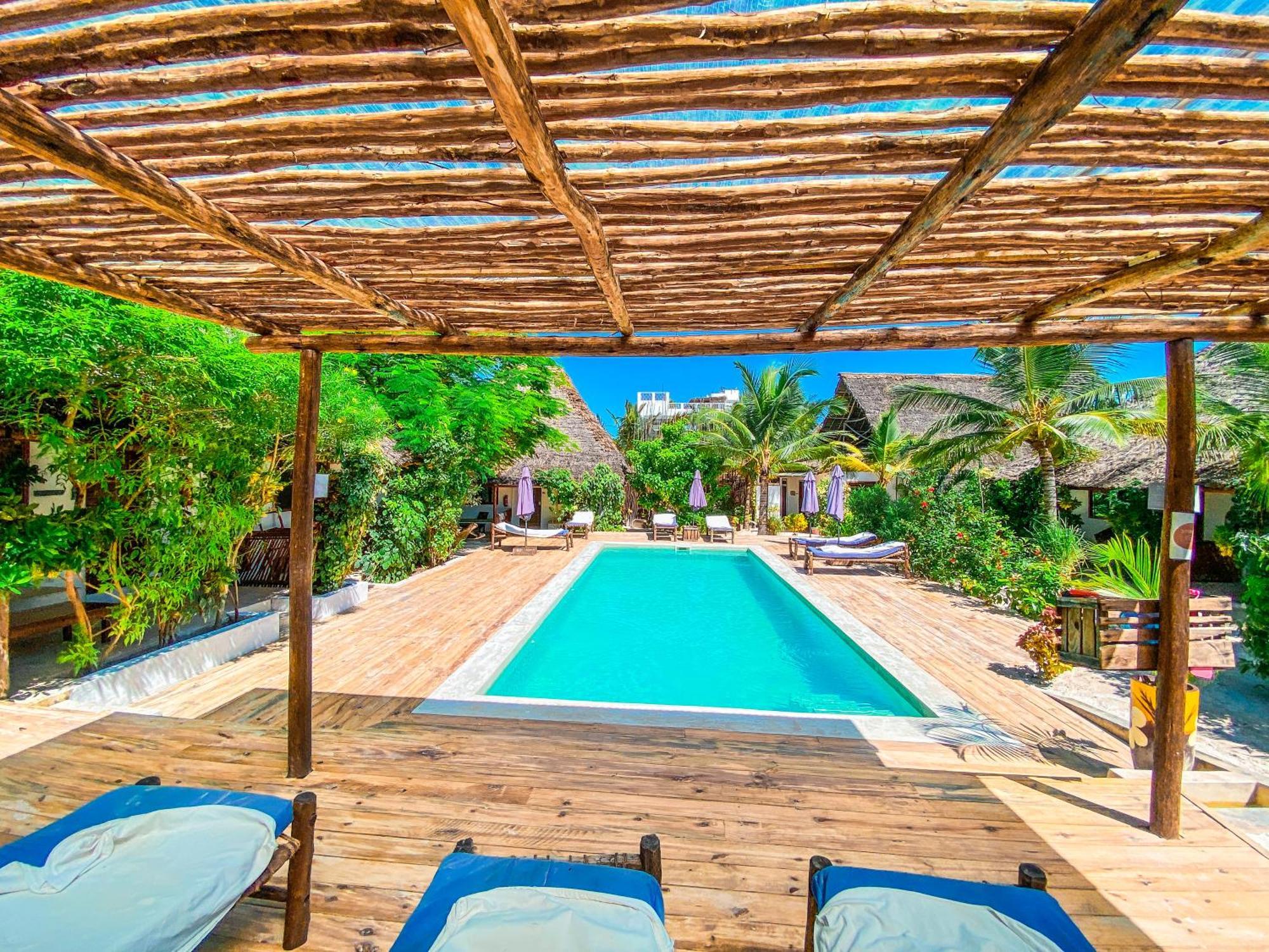 Ananda Lodge *