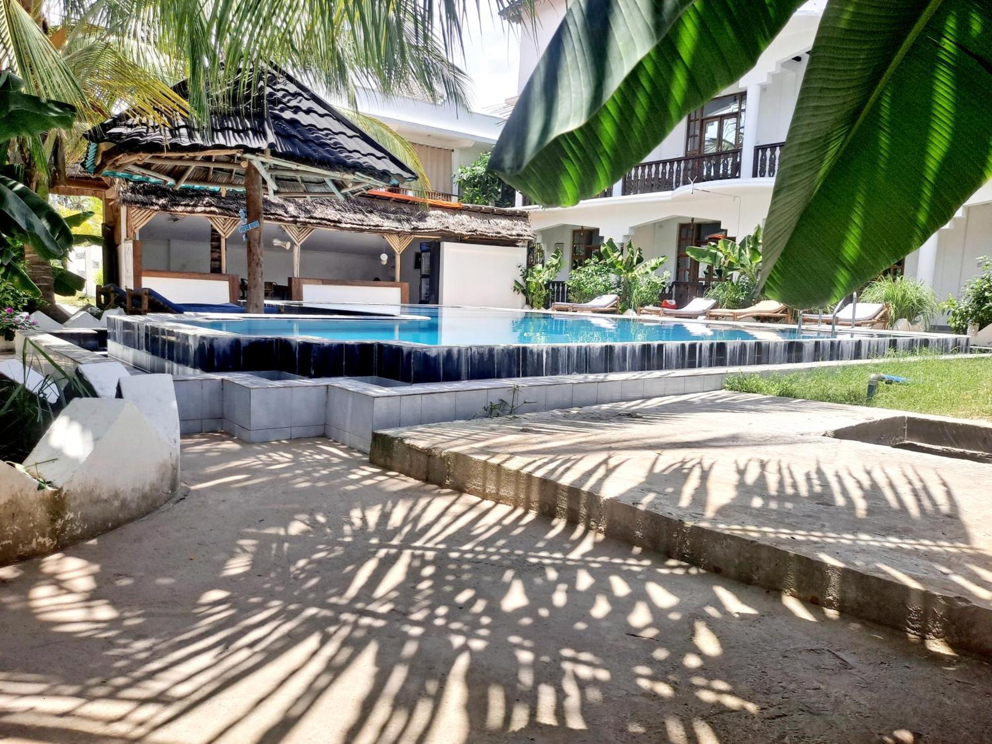 The New Blue Waves Bed & Breakfast 2*