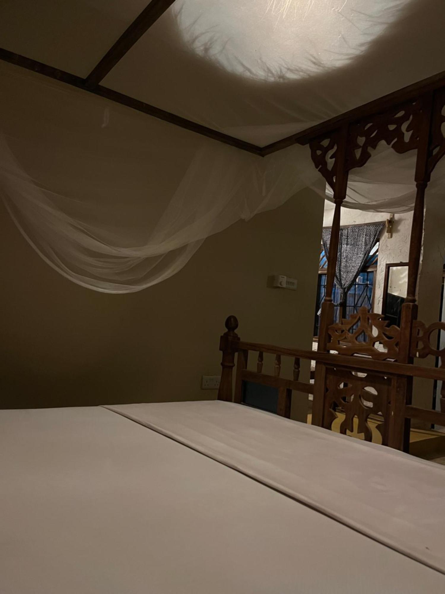 Sazani And Tidal Lounge Lodge