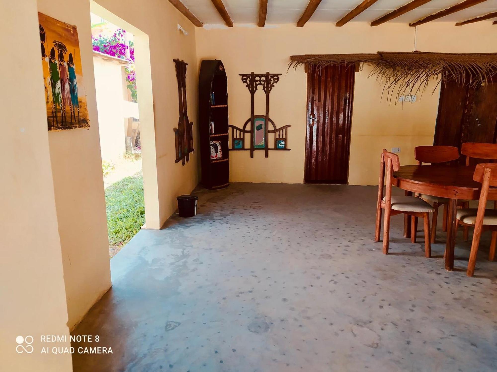 Uhuru Art House Bed & Breakfast