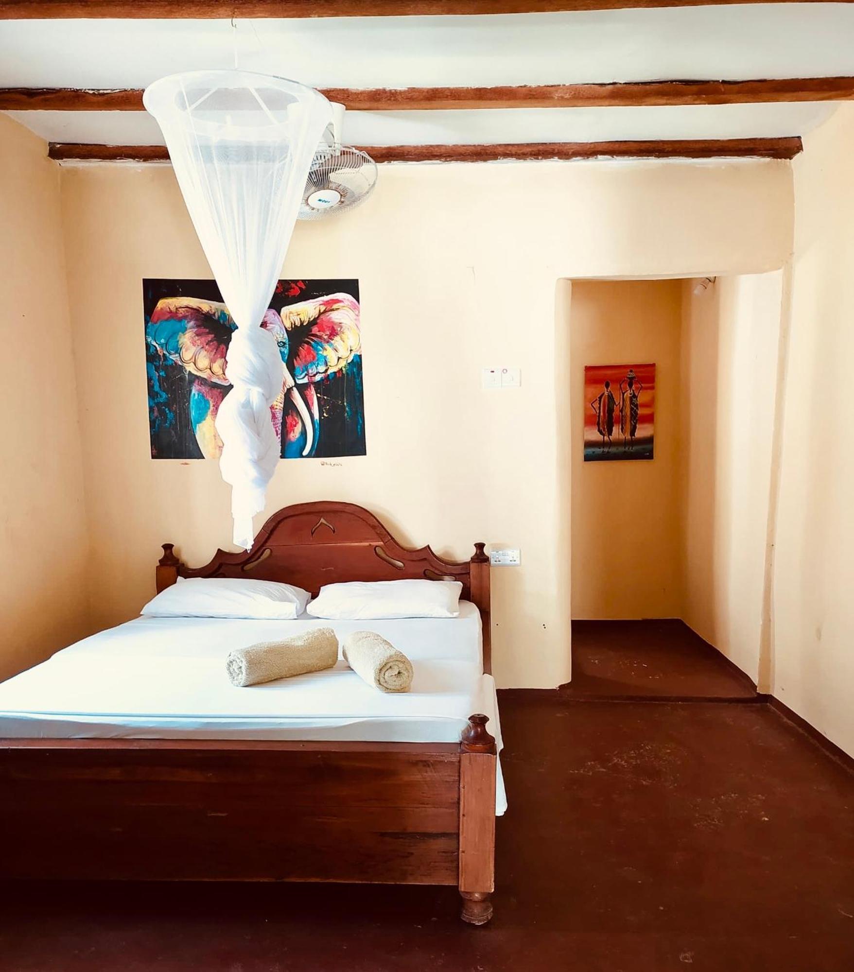 Uhuru Art House Bed & Breakfast