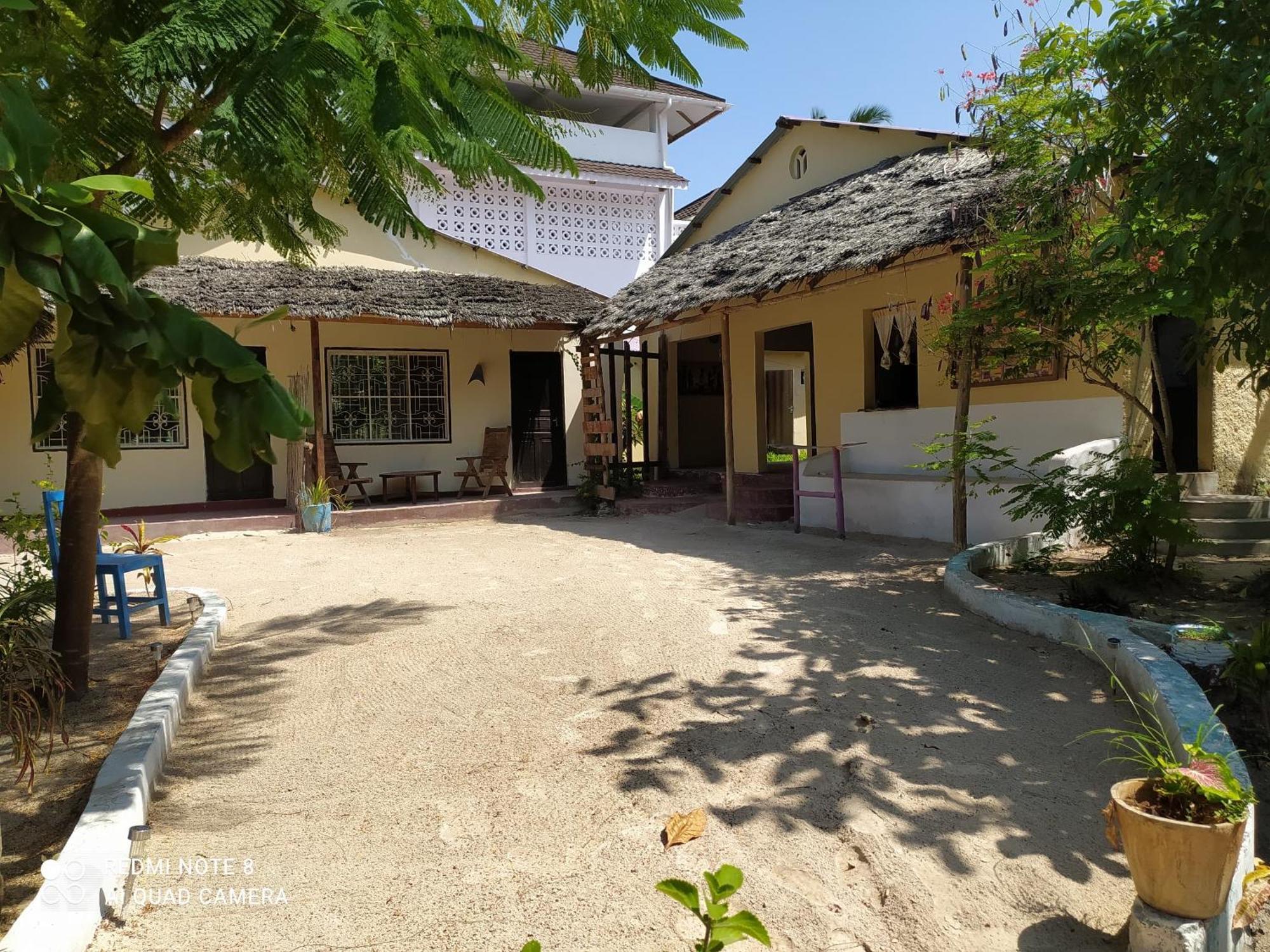 Uhuru Art House Bed & Breakfast *