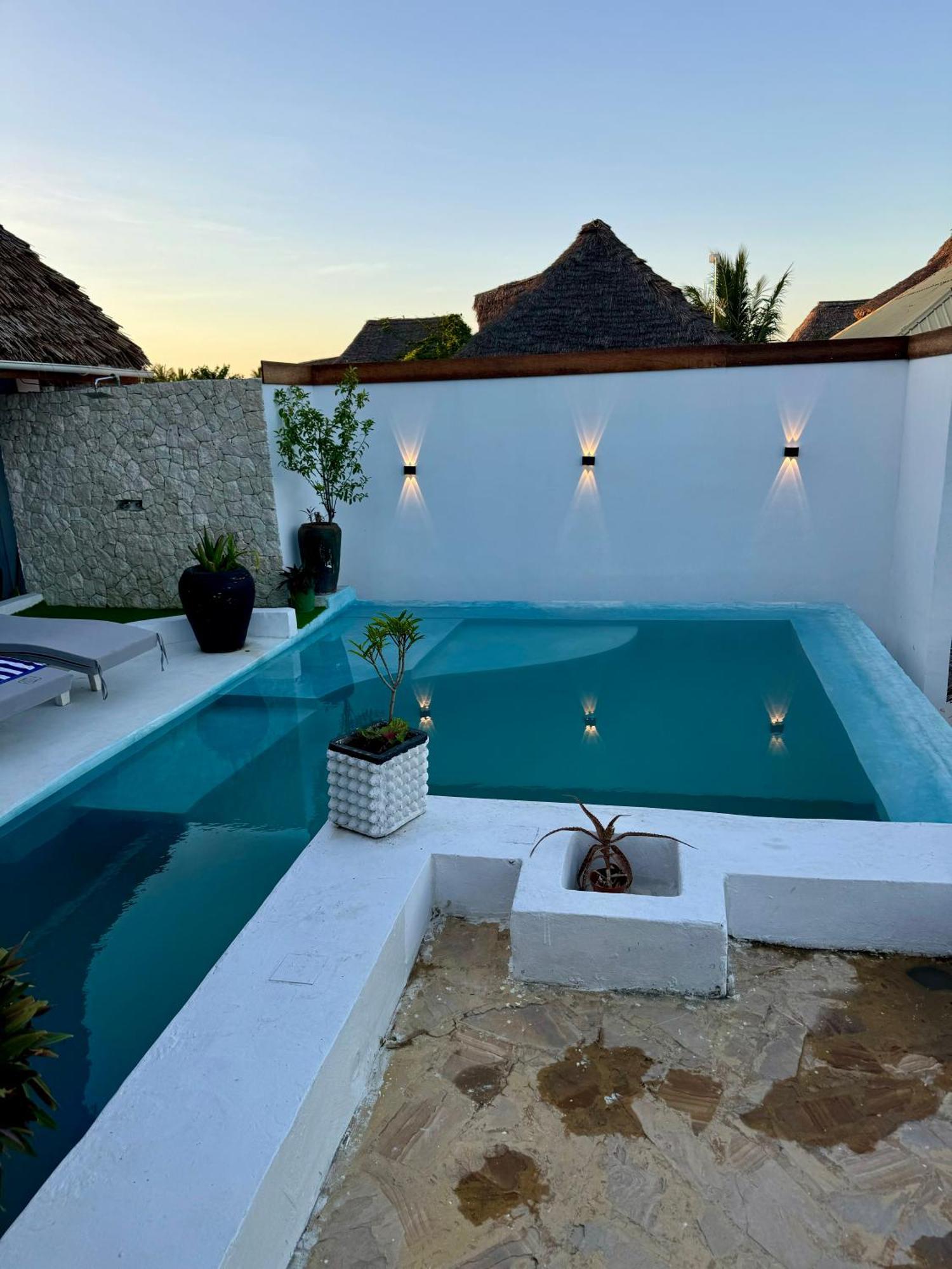 Villa Luxury Penthouse With Private Rooftop Pool Prime Location Zanzibar Tv Wifi Ac Steps To The Paje