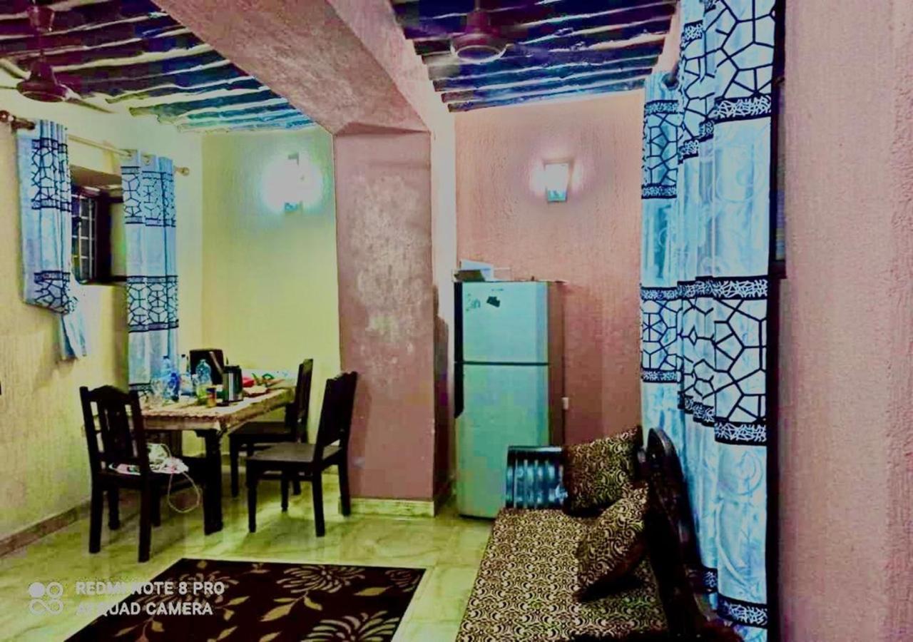 Tausi House And Apartment *