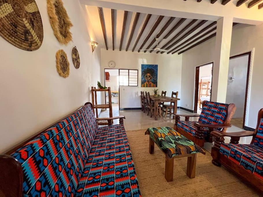 Stylish 2 Bedroom - 1 Min Walk To The Indian Ocean Apartment *