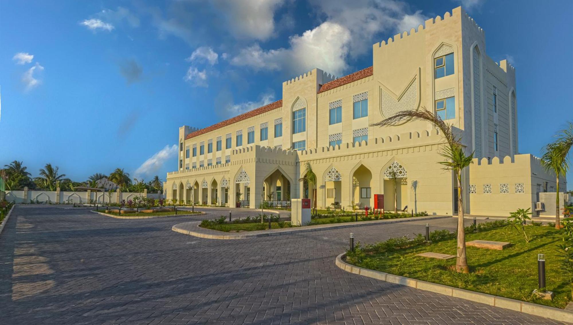 Golden Tulip Airport & 4*