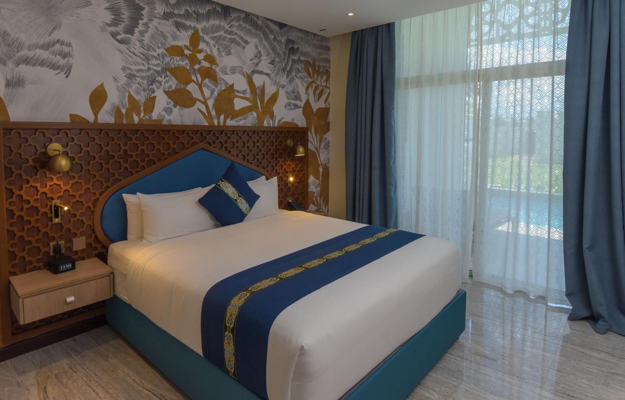 Golden Tulip Airport & 4*