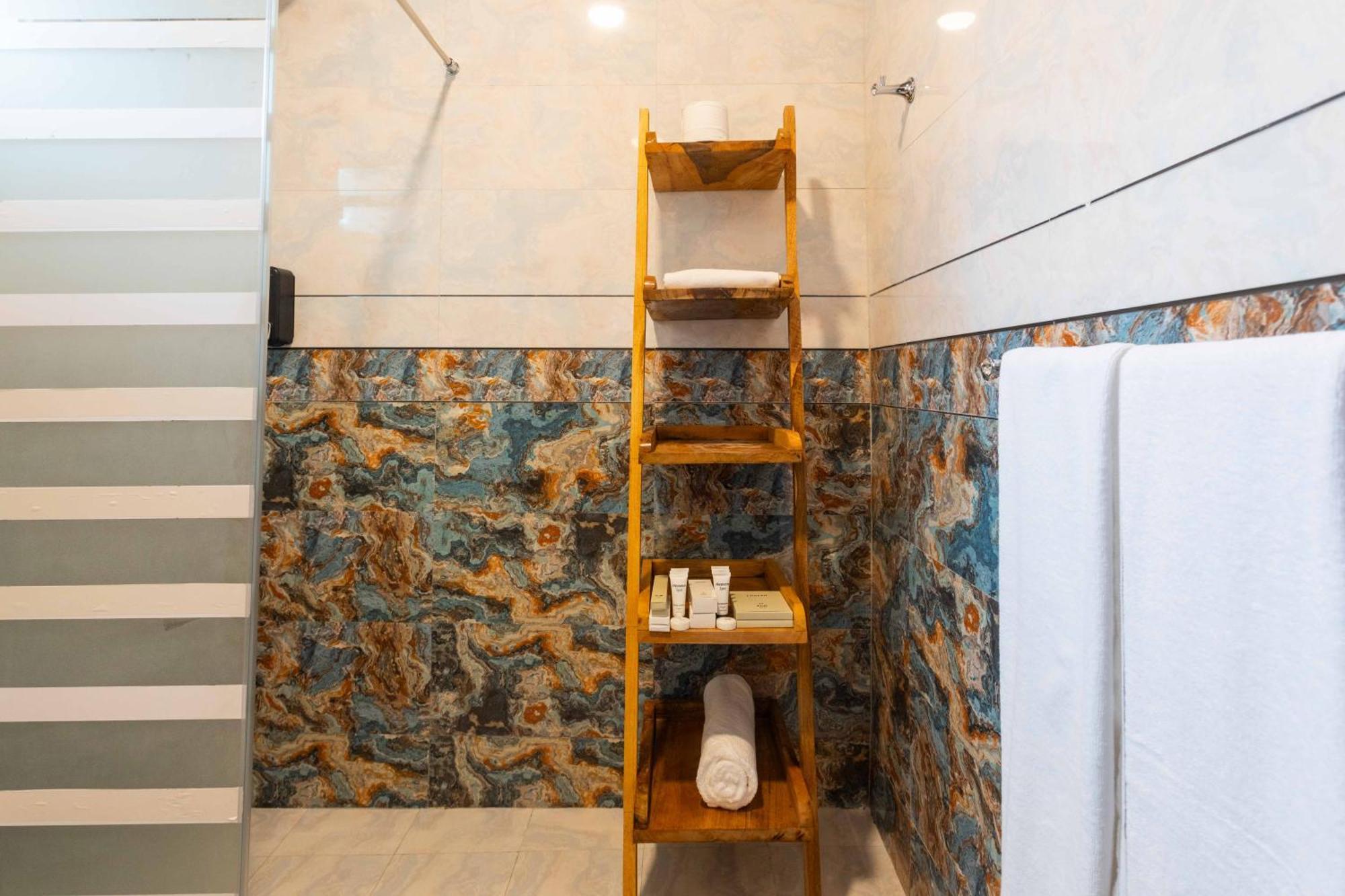 Canary & Hotel 4*