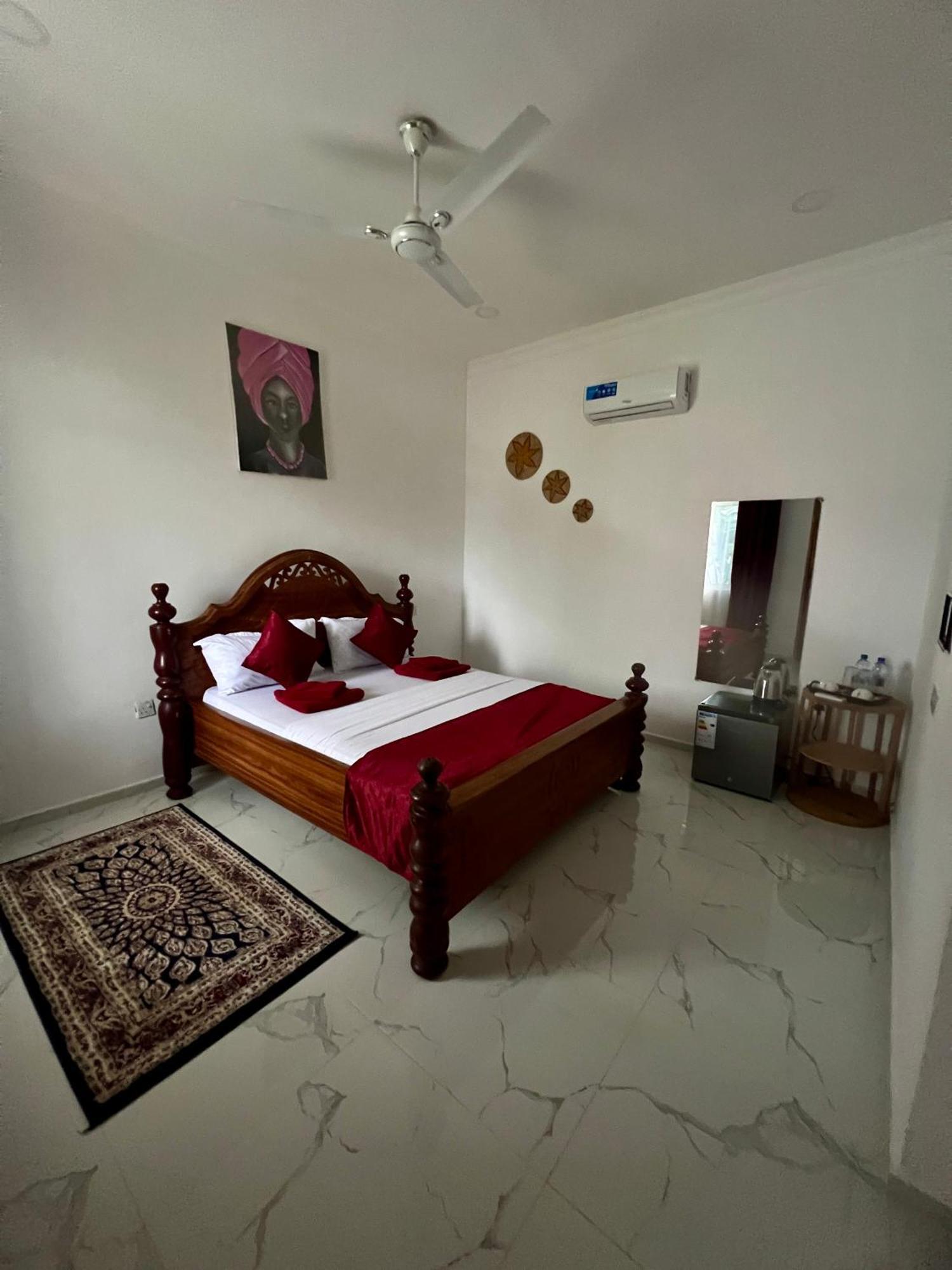Crystal Coast Hotel *