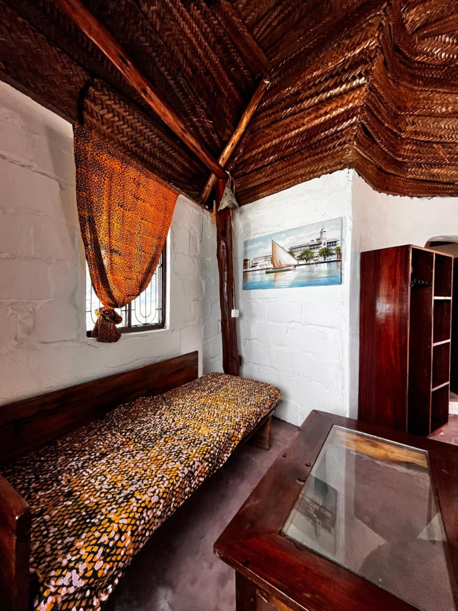 Sazani And Tidal Lounge Lodge